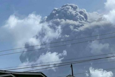 ¡SE LO MOSTRAMOS! Continúan explosiones del volcán La Soufriere en San Vicente y las Granadinas (+Videos)