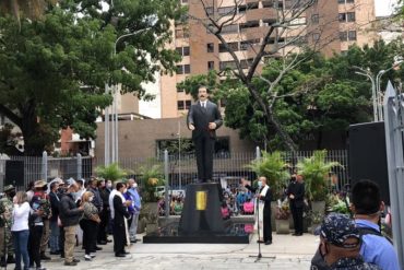 ¡NO DURÓ! La placa del beato José Gregorio que puso el régimen junto a la estatua en la Plaza La Candelaria amaneció en el suelo