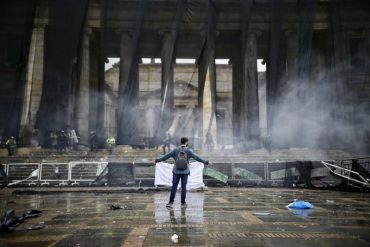 ¡FUERA DE CONTROL! Manifestantes atacaron el Capitolio de Colombia en la plaza Bolívar: un grupo intentó entrar a la fuerza mientras había sesión (+Video)