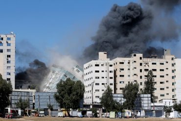 ¡LO ÚLTIMO! El momento en el que un ataque aéreo israelí destruyó edificio que albergaba oficinas de Al Jazeera, The Associated Press y otros medios en Gaza (+Videos)