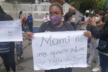 ¡DOLOROSO! Madres de pacientes del JM de los Ríos protestaron este #3May: denunciaron que en abril fallecieron 5 menores (+Fotos)