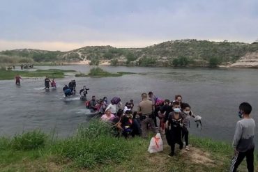 ¡VEA! El impactante momento cuando cientos de venezolanos cruzan el Río Grande, ingresan a EEUU y se entregan a las autoridades migratorias (+Videos)