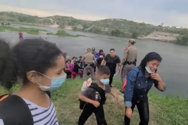 ¡DESGARRADOR! “Salimos del infierno”: venezolanos rompen en lágrimas y besan el suelo estadounidense tras cruzar el Río Bravo o Grande en la frontera (+Videos)