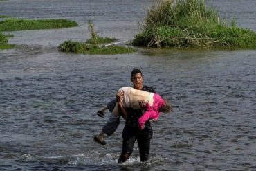 ¡LE MOSTRAMOS! Así cargaron a una anciana venezolana que intentaba cruzar el Río Grande para luego pedir asilo en EEUU (+Foto +Video desgarrador)