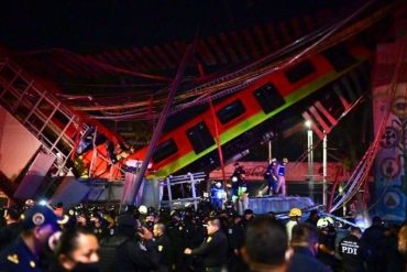 ¡LE MOSTRAMOS! Captan el aterrador momento en que colapsó la vía del Metro de México sobre una autopista (+Imágenes fuertes)