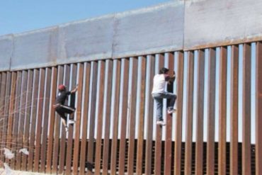 ¡ENTÉRESE! Patrulla fronteriza de EEUU detuvo a venezolana que saltó muro de 30 metros en la con México junto a sus dos hijos