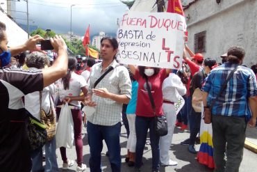 ¡VEA! Lo que no hacen por los servicios públicos ni el salario: chavistas protestaron este #7May frente al consulado colombiano: “Fuera Duque” (+Video)