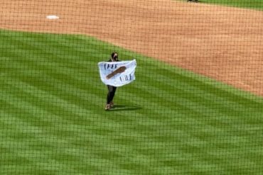 ¡TIENE QUE VERLO! Una mujer entró al terreno en pleno juego de béisbol Cuba vs. Venezuela en Miami con una pancarta que decía “Free Cuba” (+Video)