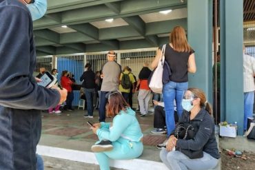 ¡UN DESPELOTE! “Este desorden es una consecuencia más de la revolución”: ciudadano contó la odisea en su intento de vacunarse contra el COVID-19 en el Hospital de los Magallanes de Catia