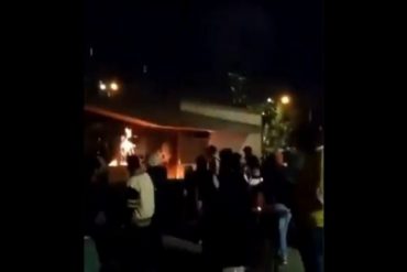 ¡VEA! Noche de terror en Bogotá: Incendiaron sede de un comando con hasta 10 funcionarios policiales dentro (+Video)