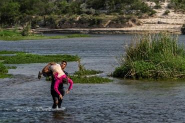 ¡SEPA! “Básicamente le salvó la vida”: la conmovedora historia detrás de la dramática foto de la anciana venezolana que es cargada de brazos mientras cruza el Río Bravo