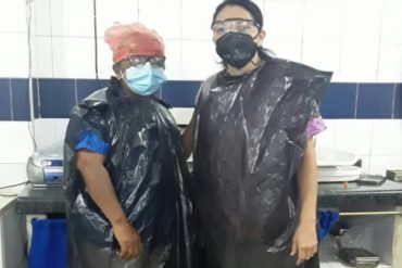 ¡INDIGNANTE! Enfermeras de hospital en Barinas usan bolsas negras de basura para “protegerse” a falta de trajes de bioseguridad