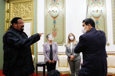 ¡SHOWCITO! Maduro se reunió con Steven Seagal en Miraflores: el actor le obsequió una espada (+Nicolás lanzándose una de «samurái»)