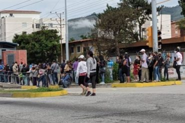 ¡HECHO EN SOCIALISMO! Por falta de transporte debido a la escasez de gasoil los merideños caminan largas horas para ir a sus trabajos