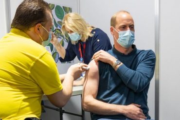 ¡SE LO MOSTRAMOS! «Y sin saltarse la cola»: El príncipe Guillermo recibió su primera dosis de una vacuna contra el COVID-19