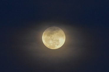 ¡MIRE! Impactantes imágenes de la “Superluna” que iluminó el cielo de Caracas este #25May