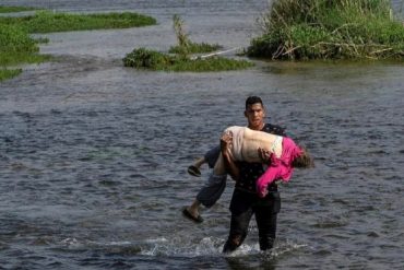 ¡DESGARRADORAS! “Así evoluciona esta tragedia llamada comunismo”: Las tristes imágenes de venezolanos cruzando el Río Grande causaron dolor en redes sociales (+Foto +Videos)