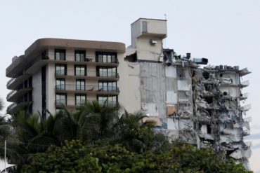 ¡IMPACTANTE! Imágenes desde un dron muestran los catastróficos daños tras el colapso de un edificio en Miami (+Video)