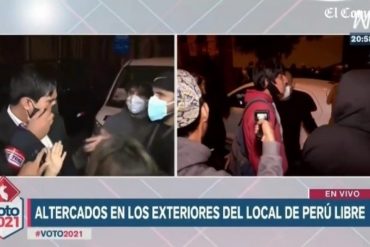 ¡BOCHORNOSO! El momento cuando un periodista peruano fue agredido en las afueras de la sede del partido de Pedro Castillo (+Videos)