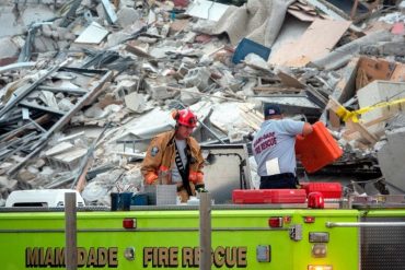 ¡MUY FUERTE! Oficial de bomberos asegura que han escuchado sonidos entre los escombros: “Suena como gente golpeando”