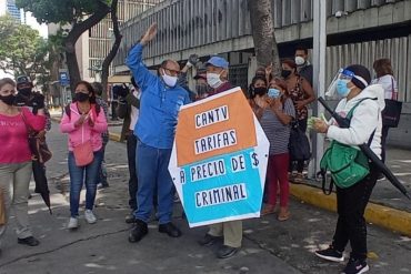 ¡CANSADOS! Un grupo de caraqueños protestó frente a la sede de la Cantv por las nuevas tarifas “dolarizadas” del servicio ABA: «Es inaudito» (+Fotos)