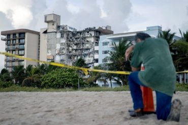 ¡CONMOVEDOR! Colocan flores y fotos de los desaparecidos en las afueras del edificio que colapsó en Miami: labores de rescate continúan