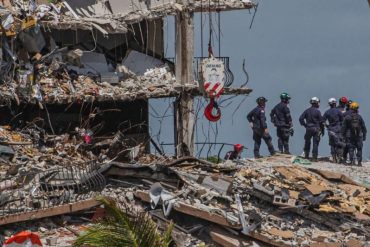 ¡ESPERANZADOR! Jefe de rescatistas en Miami tras observar zonas bajo el escombro con cámaras: “Parece haber suficientes espacios y que ocupantes aún puedan estar allí”