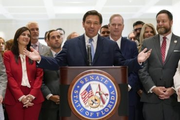 ¡SE LO CONTAMOS! Florida firma decreto que obliga a los estudiantes a aprender sobre “los males del comunismo” (+Detalles)