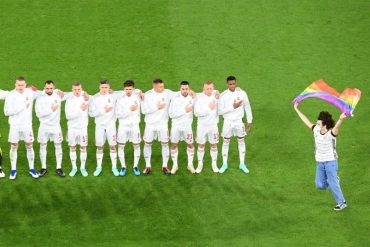 ¡LE CONTAMOS! Un espontáneo con una bandera LGBT se coló en el campo durante el partido entre Alemania y Hungría y causó revuelo (+Video)