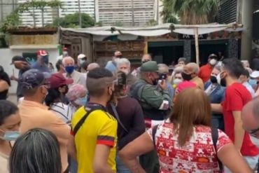 ¡VEA! “Para el día de hoy, se acabaron las vacunas”: El mensaje de un GNB a la gente formada frente al Alba Caracas que demuestra la insuficiencia de dosis (+Video)