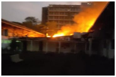 ¡DESGARRADOR! “Volverás a vencer las sombras, estoy segura”: lamentan en redes el fuerte incendio en la Escuela de Estudios Políticos y Administrativos de la UCV (+reacciones)