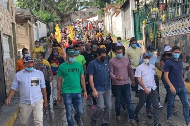 ¡SIN MIEDO! Habitantes de Petare salieron a protestar para exigir al régimen de Nicolás Maduro vacunas contra el COVID-19 (+Fotos)