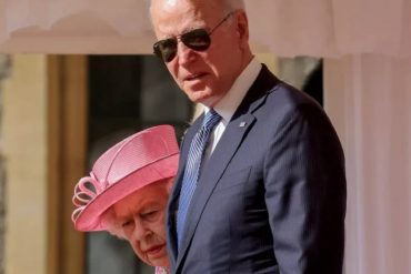 ¡LE CONTAMOS! Violó algunas reglas: el imperdonable olvido de Joe Biden durante su encuentro con Isabel II que generó fuertes críticas