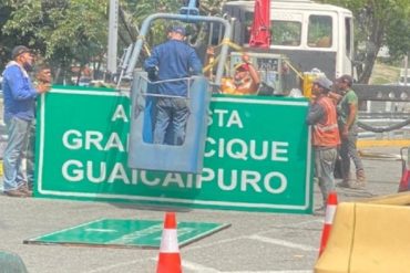 ¡MIRE! Cuadrillas del régimen retiraron el letrero de la autopista Francisco Fajardo de Caracas: lo reemplazaron por “Gran Cacique Guaicaipuro” (+Fotos)