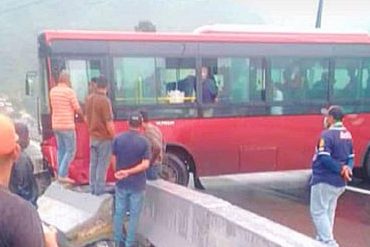 ¡VEA! Una unidad de Metrobús chocó contra una de las defensas en la autopista Caracas-La Guaira (al parecer tenía los neumáticos lisos)