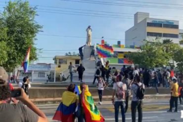 ¡LE MOSTRAMOS! Manifestantes derribaron una estatua de Cristóbal Colón en Barranquilla (+Video)