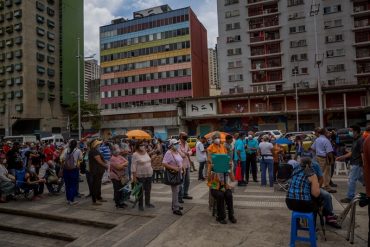 ¡TRÁGICO! Un adulto mayor falleció frente al hotel Alba Caracas mientras hacía la cola para vacunarse (+Fotos sensibles)