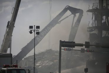 ¡DRAMÁTICO! Un incendio subterráneo de gran magnitud dificulta las labores de rescate en el edificio que colapsó en Miami: “Es una situación caótica”