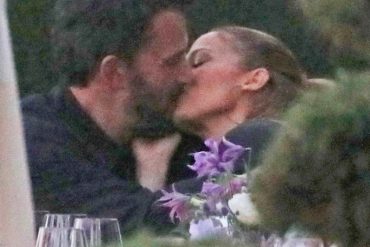 ¿OTRO ANILLO EN CAMINO? El primer beso público de JLO y Ben Affleck después de reavivar su romance (+Imágenes melosas)