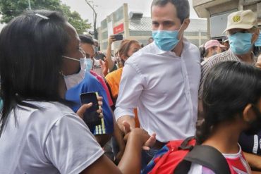 ¡MIRE! Juan Guaidó recorrió el sector El Cementerio de Caracas para promover el Acuerdo de Salvación Nacional (+Video +fotos)