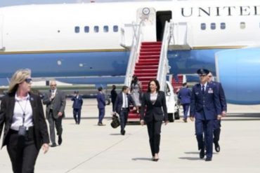 ¡LO ÚLTIMO! «Todos dijimos una pequeña oración, pero estamos bien»: Avión en el que viajaba Kamala Harris tuvo que regresar 30 minutos después de despegar por un «inconveniente técnico»