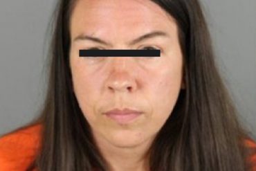 ¡QUÉ FUERTE! Acusan a mujer de envenenar a su “amiga” con gotas para los ojos para robarle $290,000 (escabrosos detalles)