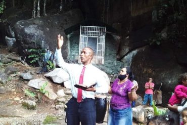 ¡GRAVE! Acusan a presunto pastor de retirar imagen de la virgen de Lourdes de la conocida “piedra de la virgen” en la Gran Sabana (+Su “justificación bíblica”)