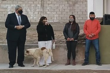 ¡LE MOSTRAMOS! Perro orinó a alcaldesa en Argentina mientras daba un discurso en evento público y el hecho se hizo viral en redes (+Video)