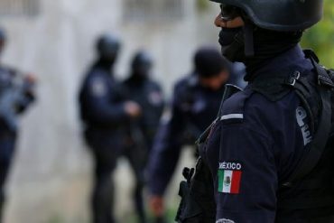 ¡MUY MAL! Venezolano pagó 5 sobornos a policías en dólares para evitar ser deportado de México: “Para ellos somos un negocio”