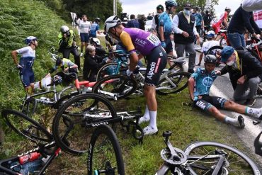 ¡ENTÉRESE! Detuvieron a la aficionada que provocó la caída masiva en el tour de Francia (+Detalles)