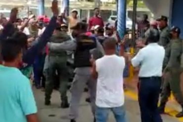 ¡ATENCIÓN! Conductores se alzaron contra funcionarios de la GNB en rechazo a presuntos abusos en estación de servicio en Chichiriviche (+Video de la trifulca)