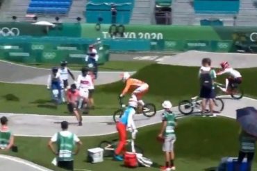 ¡DE LOCURA! Un oficial de los JJOO cruzó la pista de carreras de BMX y provocó un insólito accidente (+Video)