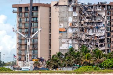 ¡ATERRADOR! “Los escalones de la escalera se habían separado de la pared”: el terror que vivió una mujer al intentar escapar del edificio que colapsó en Miami