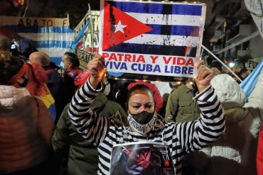 ¡VEA! “Venezuela y Cuba, una misma lucha”: El cántico que resonó durante manifestación frente a embajada de la isla en Argentina (+Video)